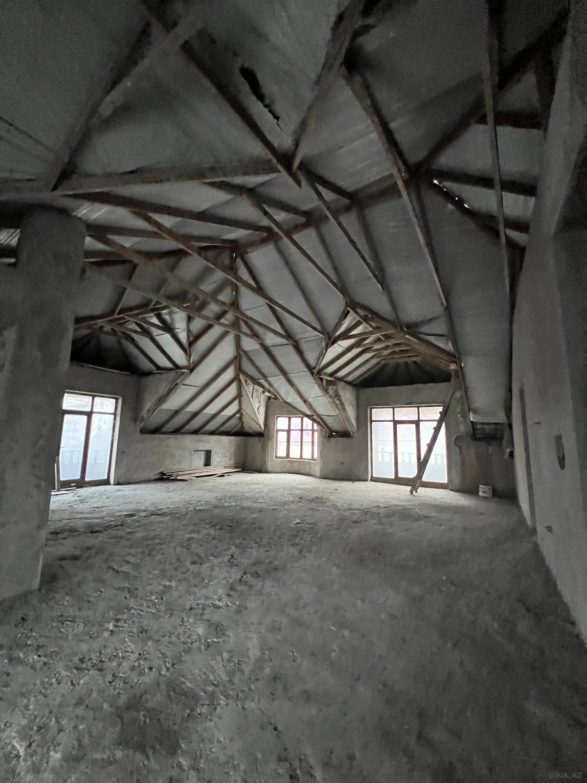 Satılır 10 otaqlı həyət evi 900 m²