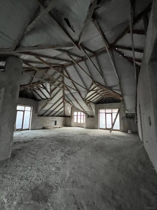 Satılır 10 otaqlı həyət evi 900 m²