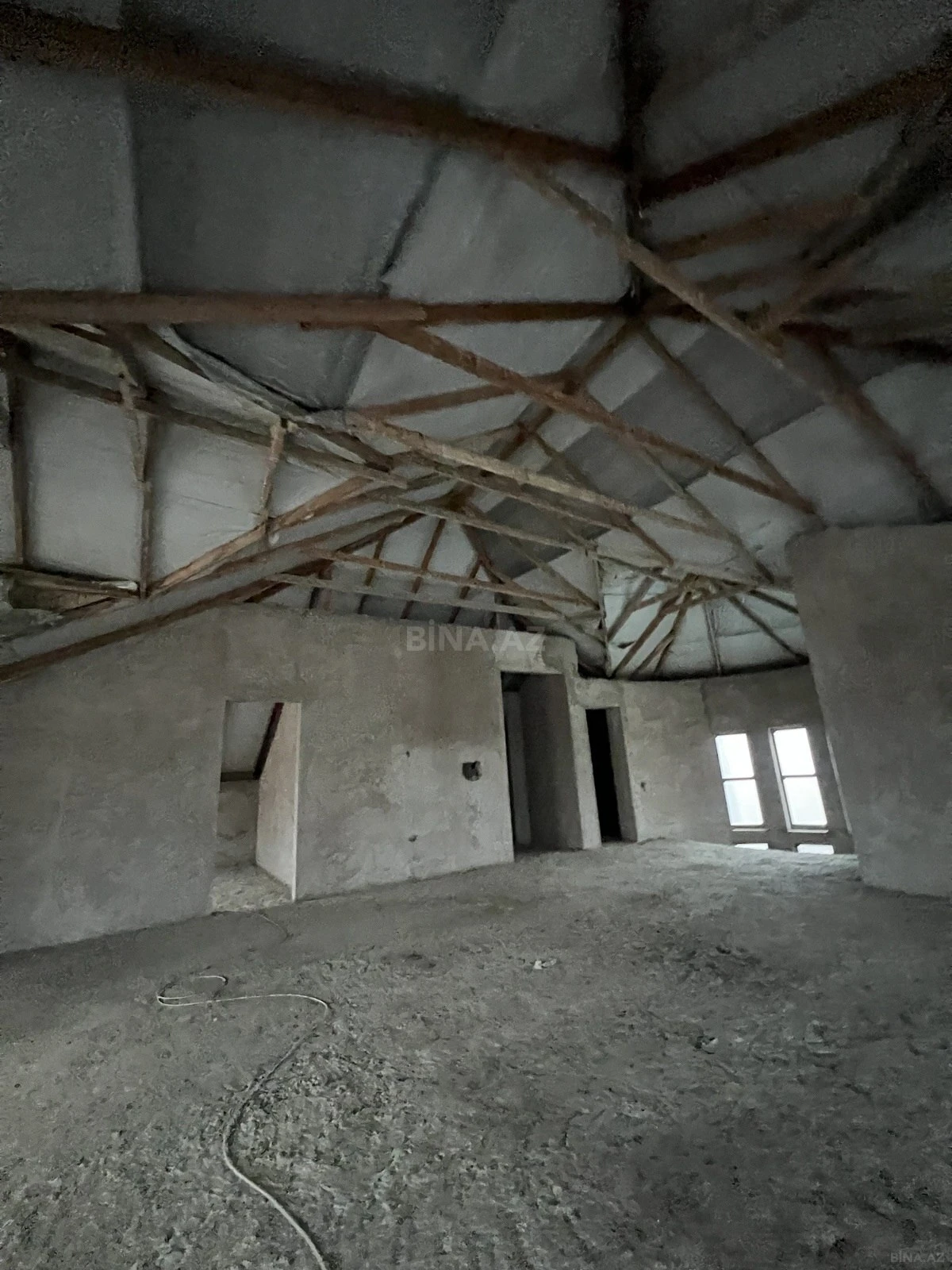 Satılır 10 otaqlı həyət evi 900 m²