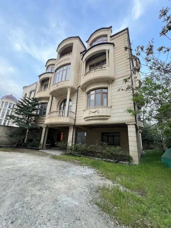 Satılır 10 otaqlı həyət evi 900 m²