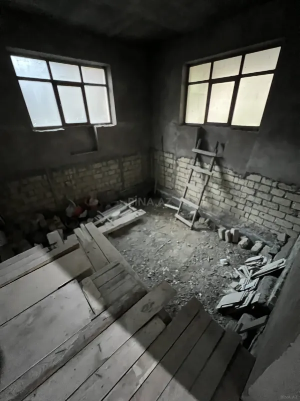 Satılır 10 otaqlı həyət evi 900 m²