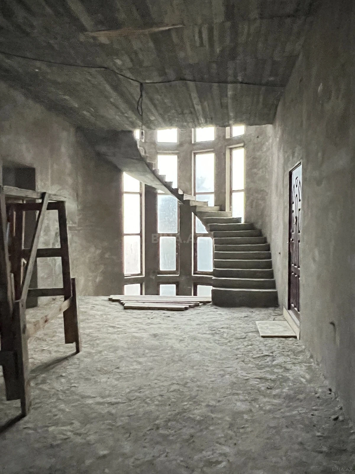 Satılır 10 otaqlı həyət evi 900 m²