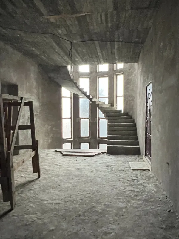 Satılır 10 otaqlı həyət evi 900 m²