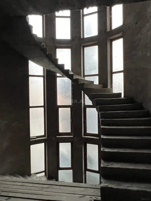 Satılır 10 otaqlı həyət evi 900 m²