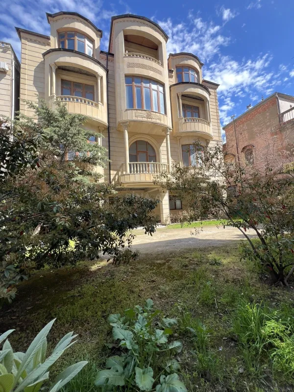 Satılır 10 otaqlı həyət evi 900 m²