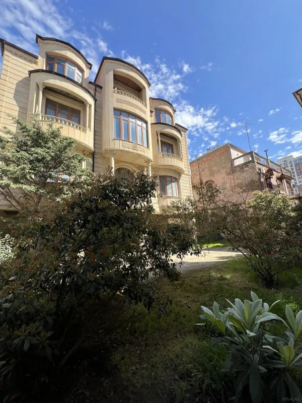 Satılır 10 otaqlı həyət evi 900 m²