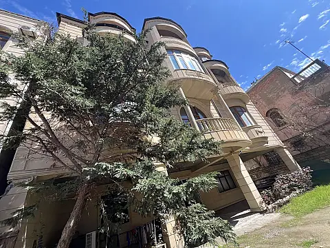 Satılır 10 otaqlı həyət evi 900 m²