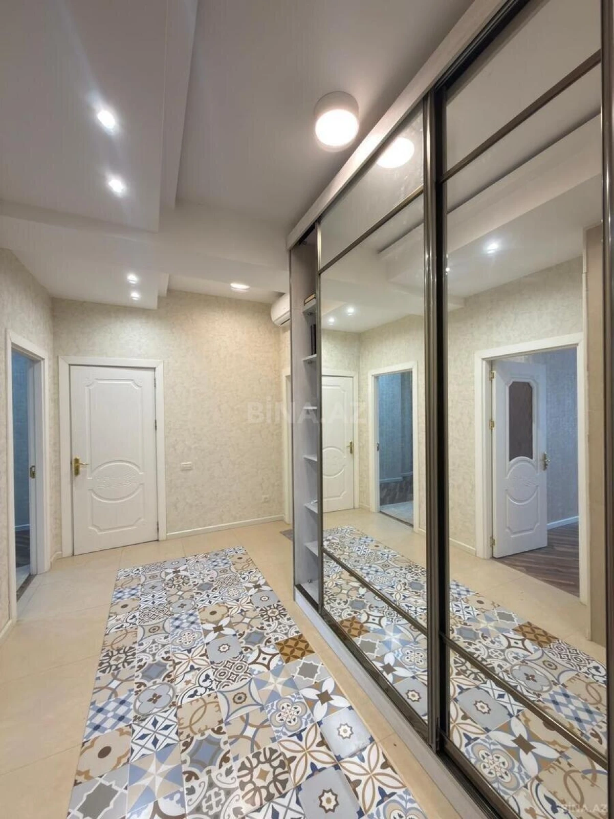 Satılır 2 otaqlı mənzil 72 m²