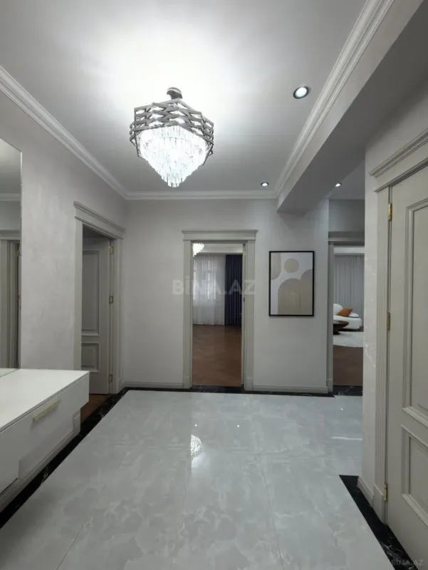 Satılır 3 otaqlı mənzil 138 m²