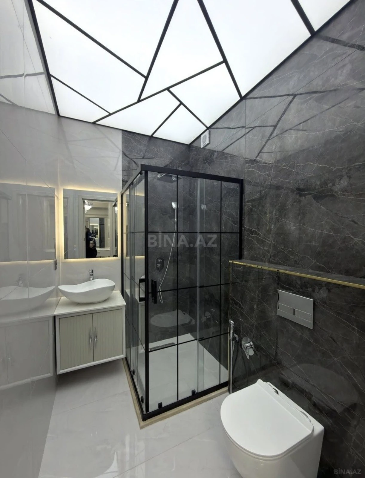 Satılır 3 otaqlı mənzil 138 m²