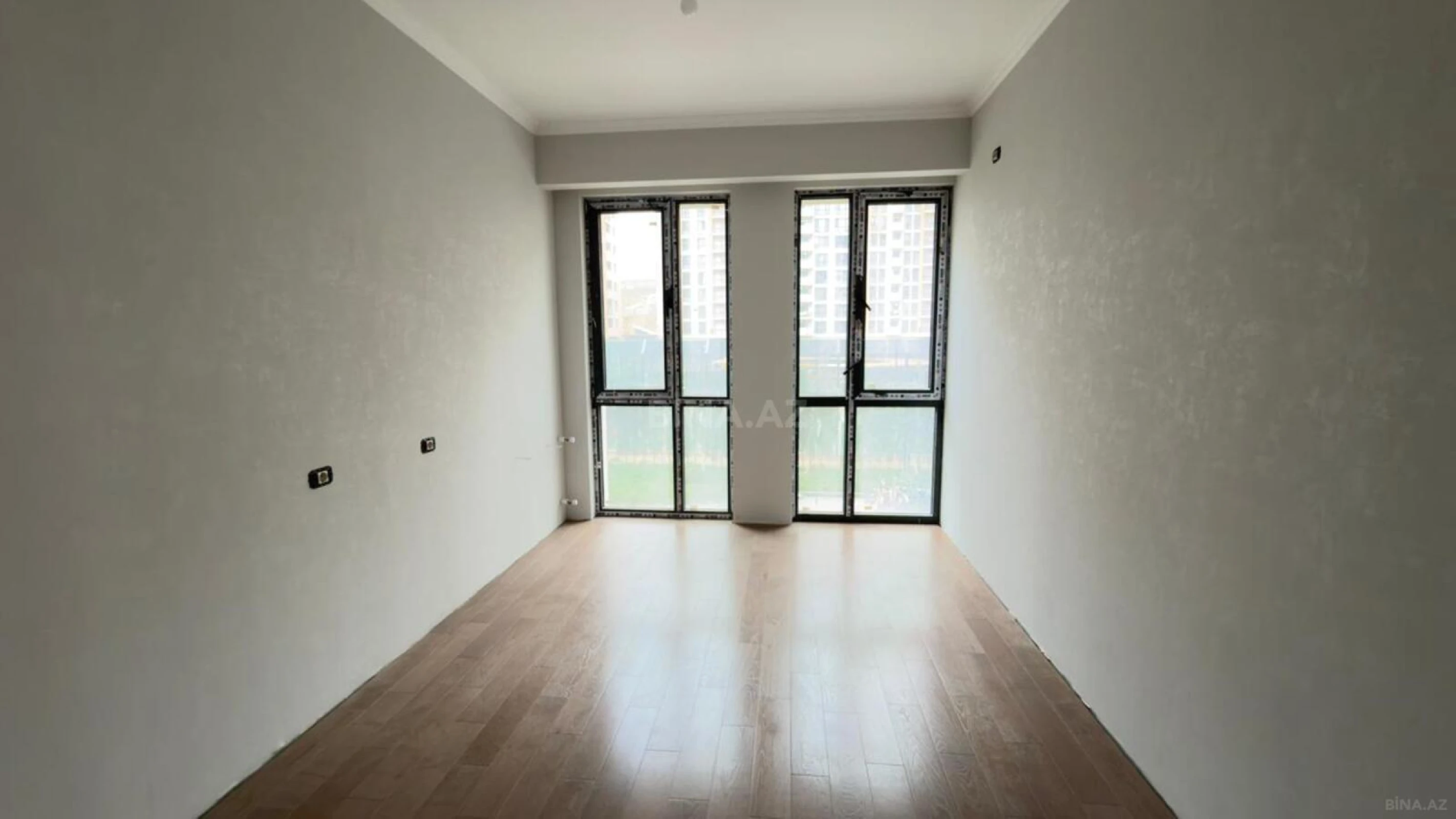 Satılır 4 otaqlı mənzil 121 m²