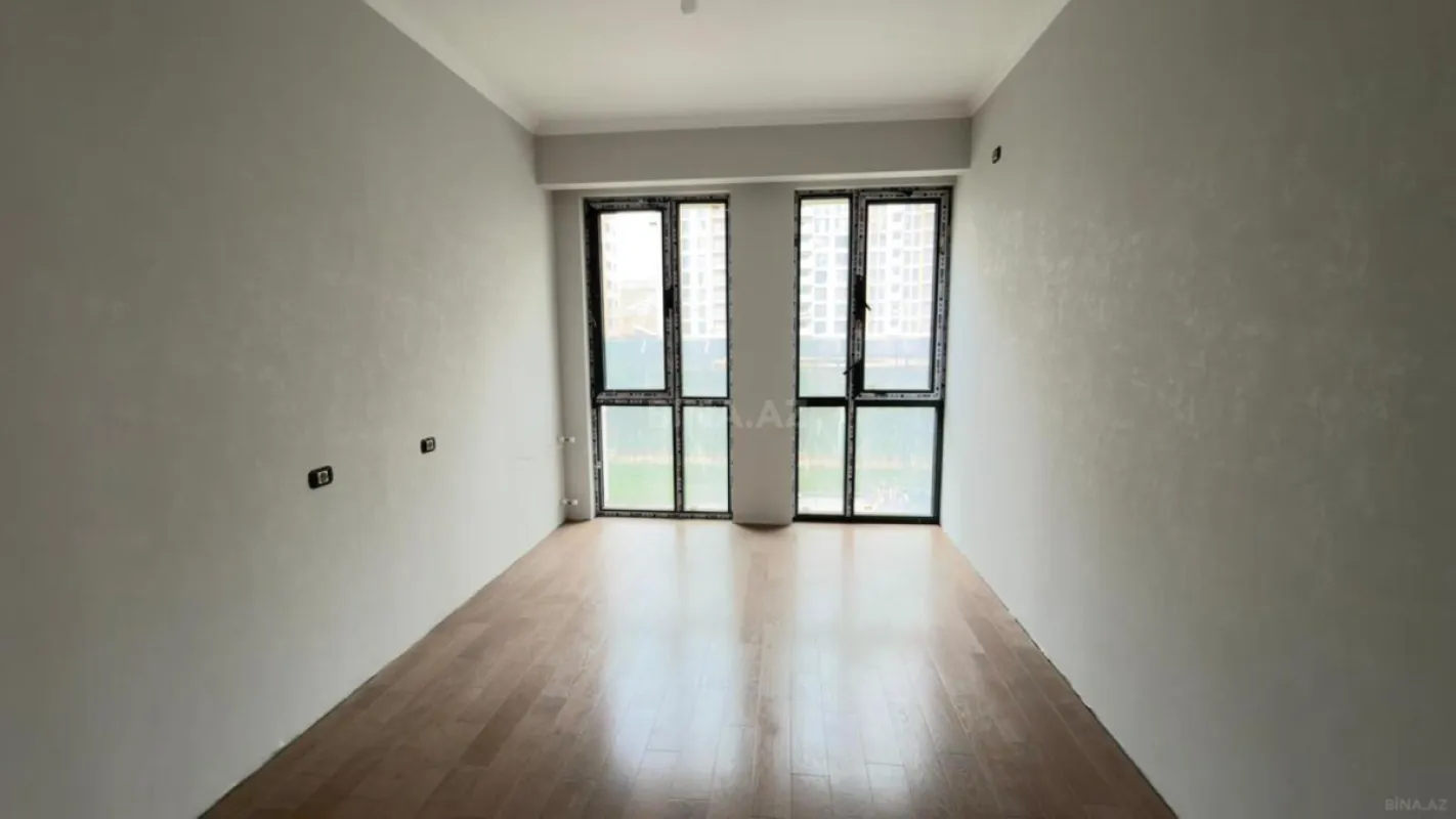 Satılır 4 otaqlı mənzil 121 m²