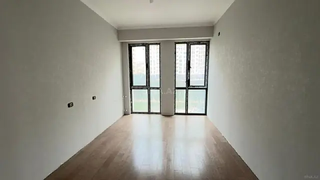 Satılır 4 otaqlı mənzil 121 m²