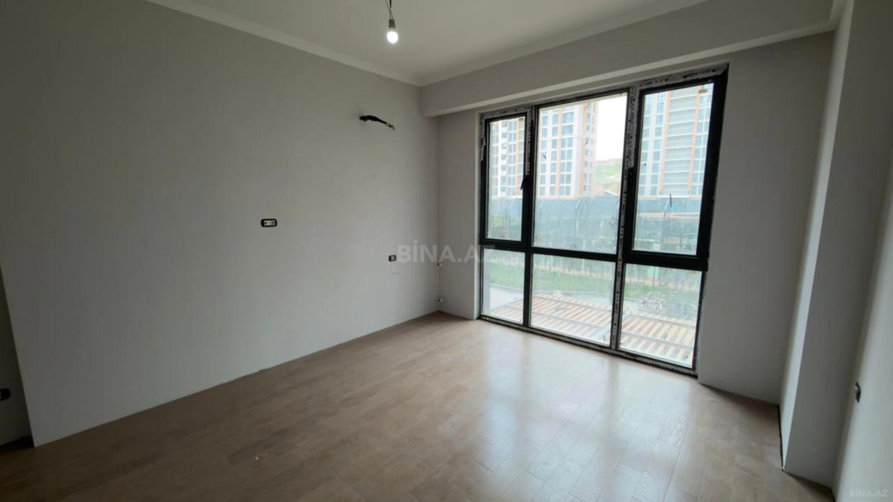 Satılır 4 otaqlı mənzil 121 m²