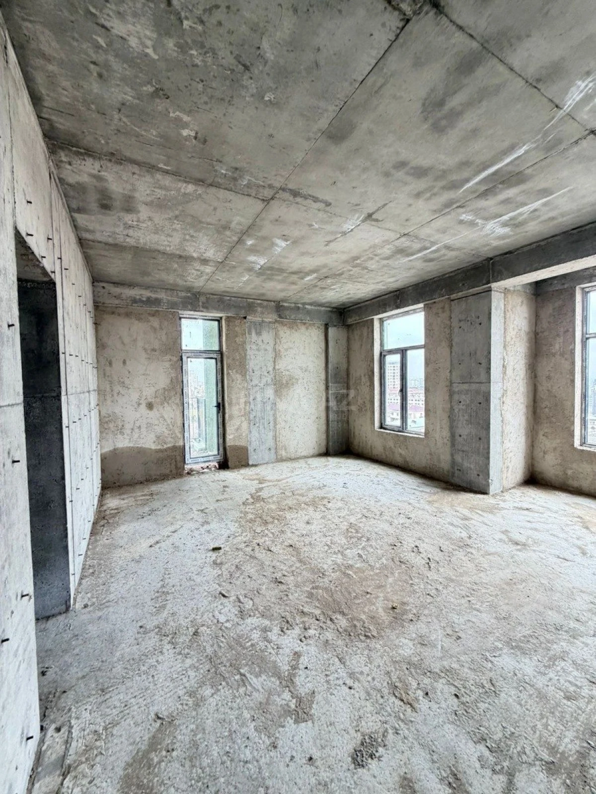 Satılır 3 otaqlı mənzil 147.9 m²