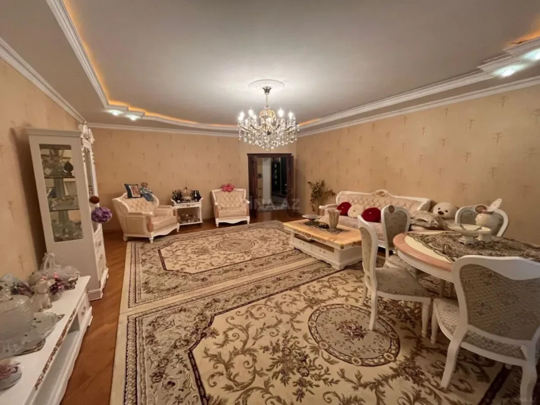 Satılır 4 otaqlı mənzil 205 m²