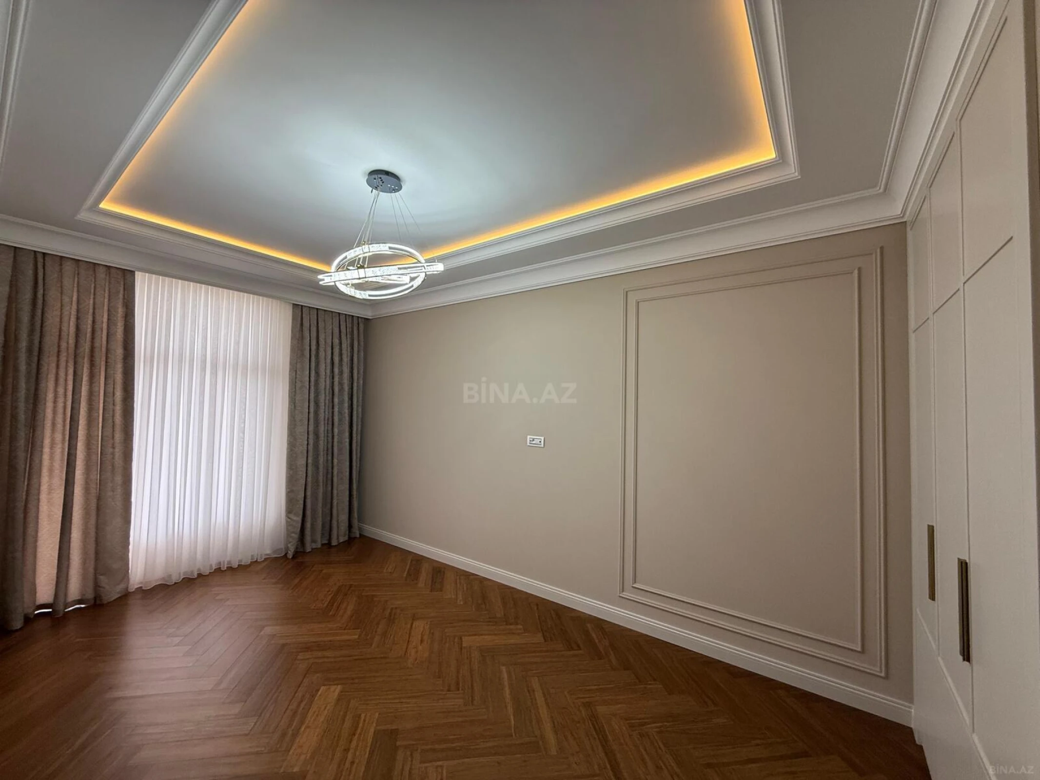 Satılır 4 otaqlı mənzil 240 m²