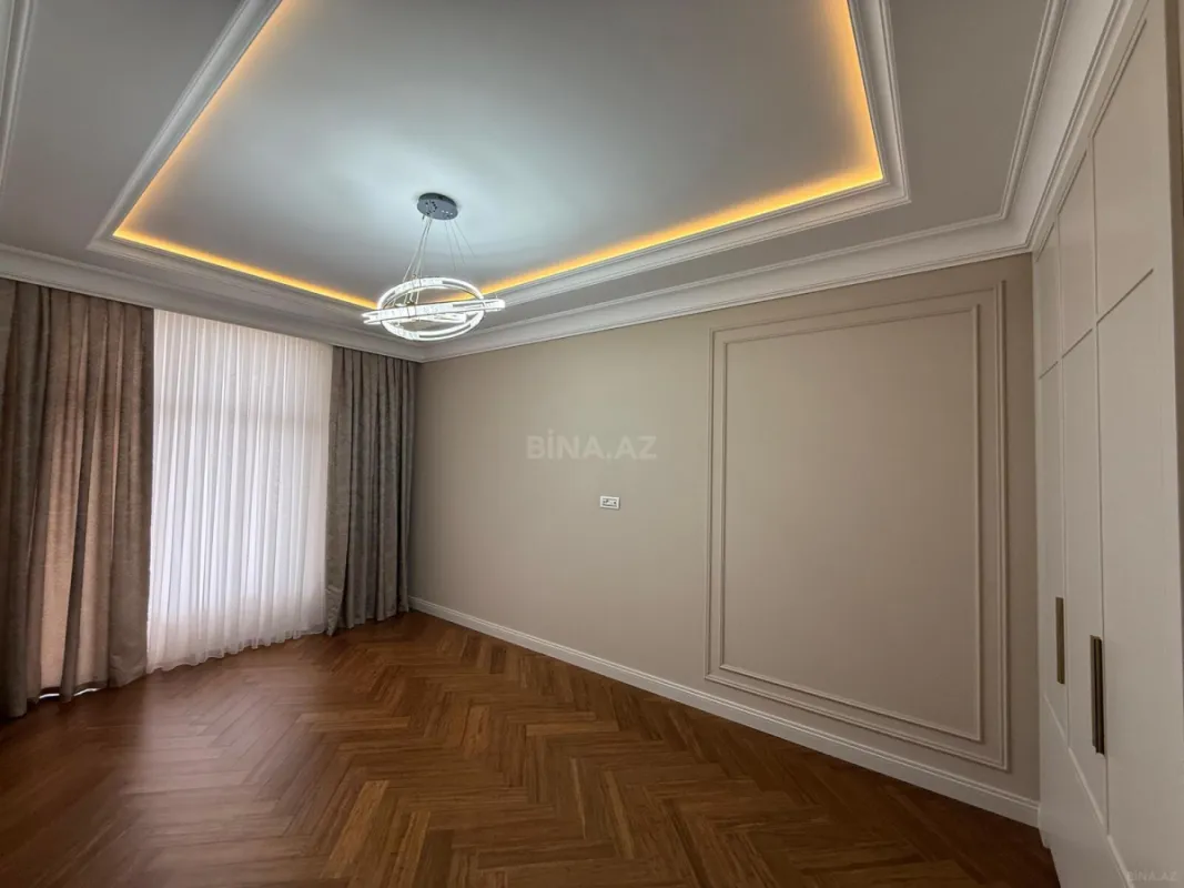 Satılır 4 otaqlı mənzil 240 m²