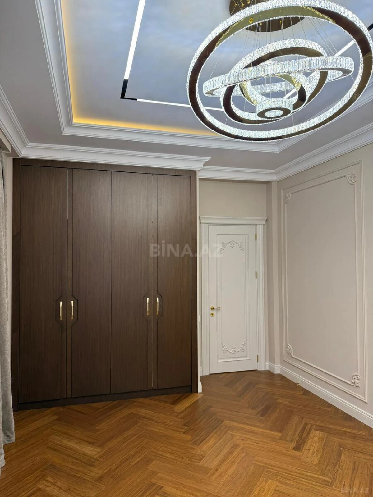 Satılır 4 otaqlı mənzil 240 m²