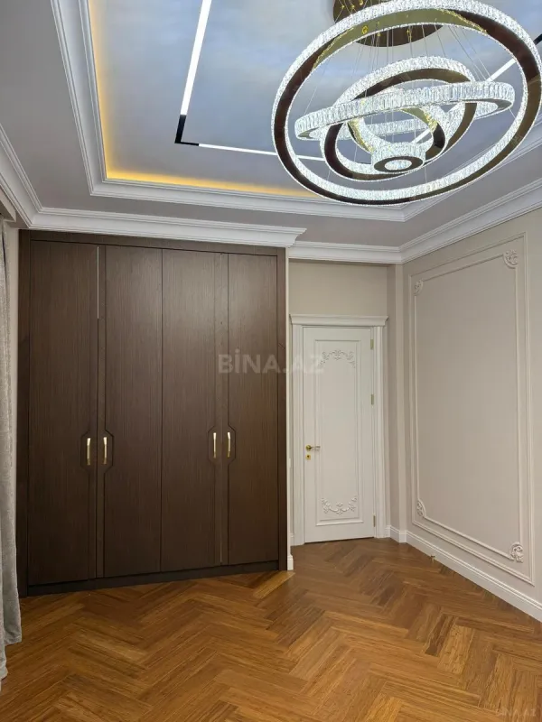 Satılır 4 otaqlı mənzil 240 m²