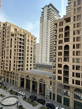 Satılır 4 otaqlı mənzil 240 m²