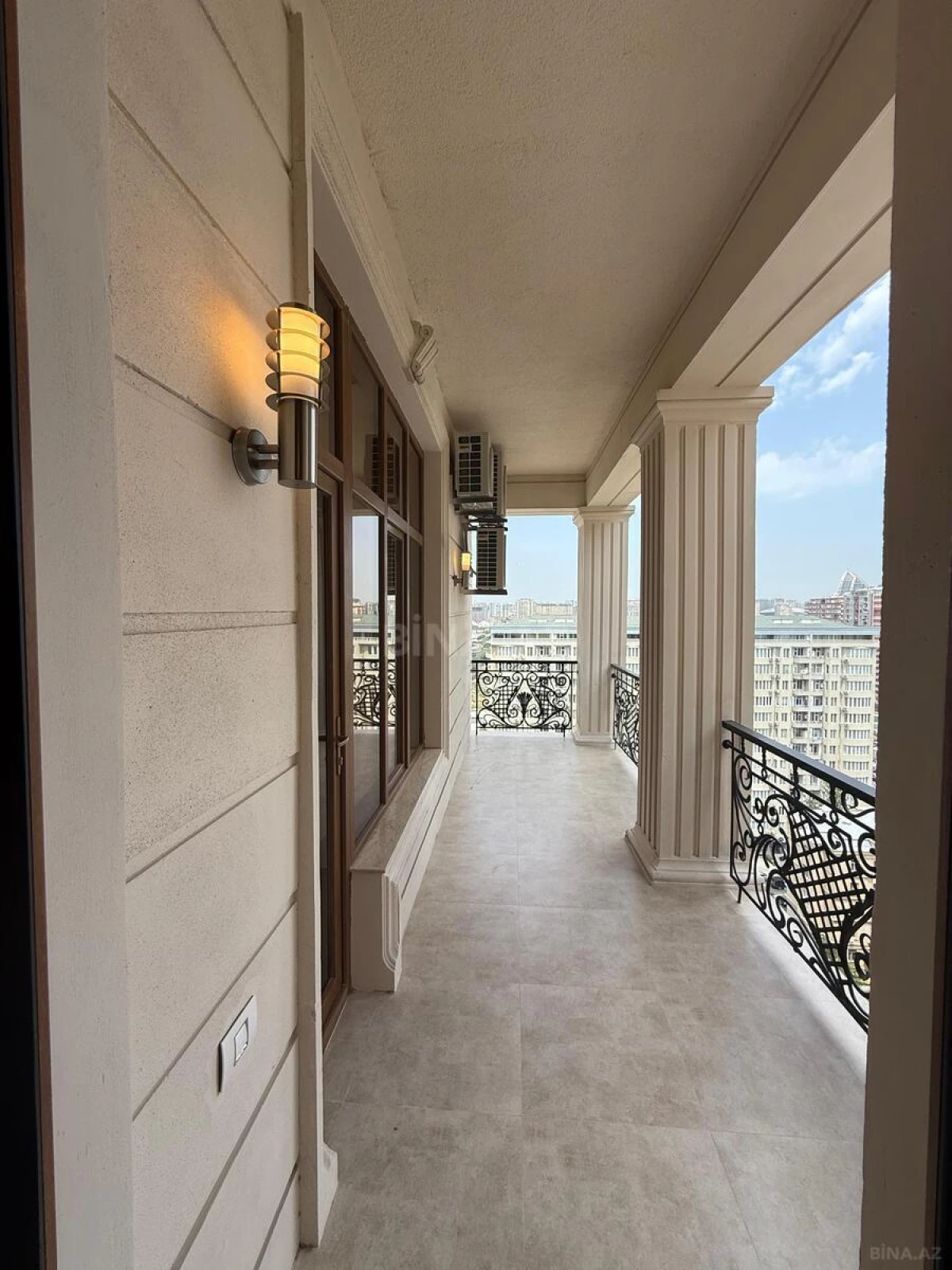 Satılır 4 otaqlı mənzil 240 m²