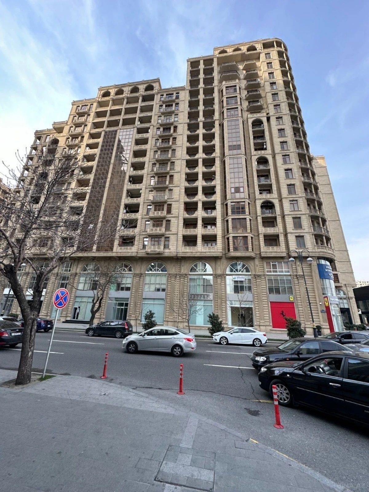 Satılır 4 otaqlı mənzil 240 m²