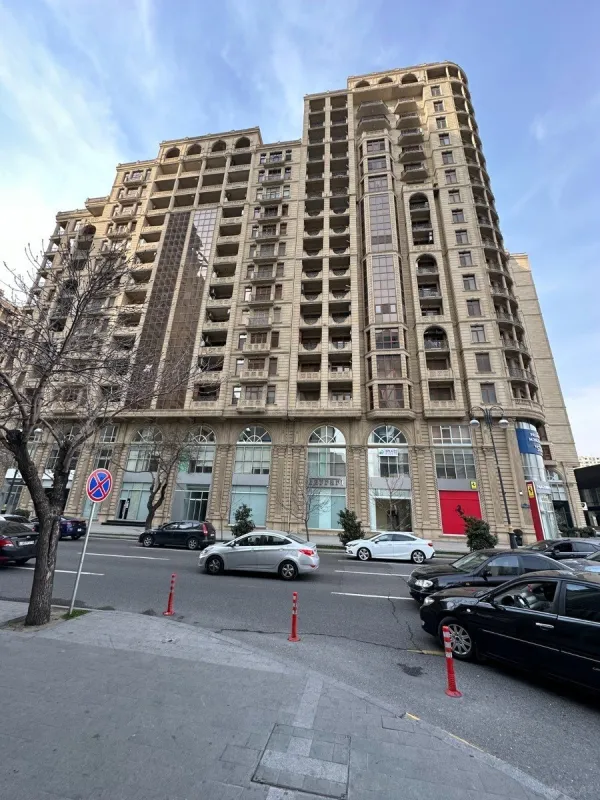 Satılır 4 otaqlı mənzil 240 m²