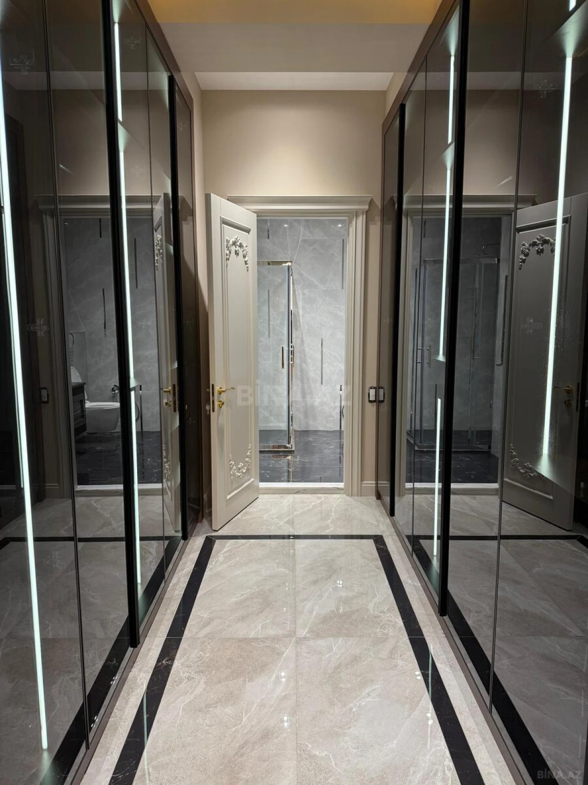 Satılır 4 otaqlı mənzil 240 m²