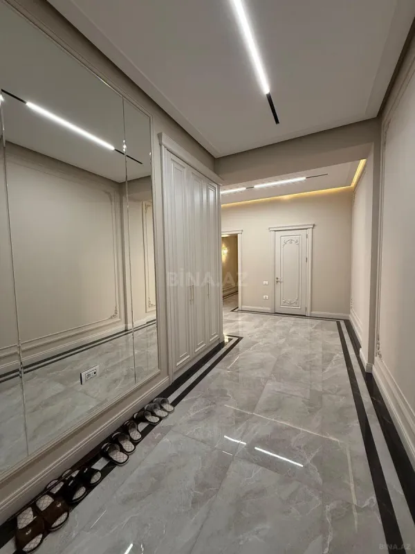 Satılır 4 otaqlı mənzil 240 m²