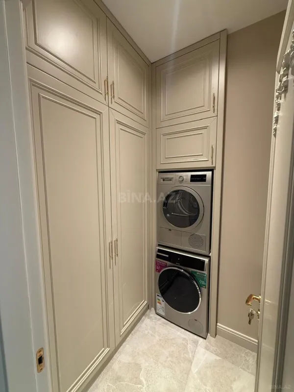 Satılır 4 otaqlı mənzil 240 m²