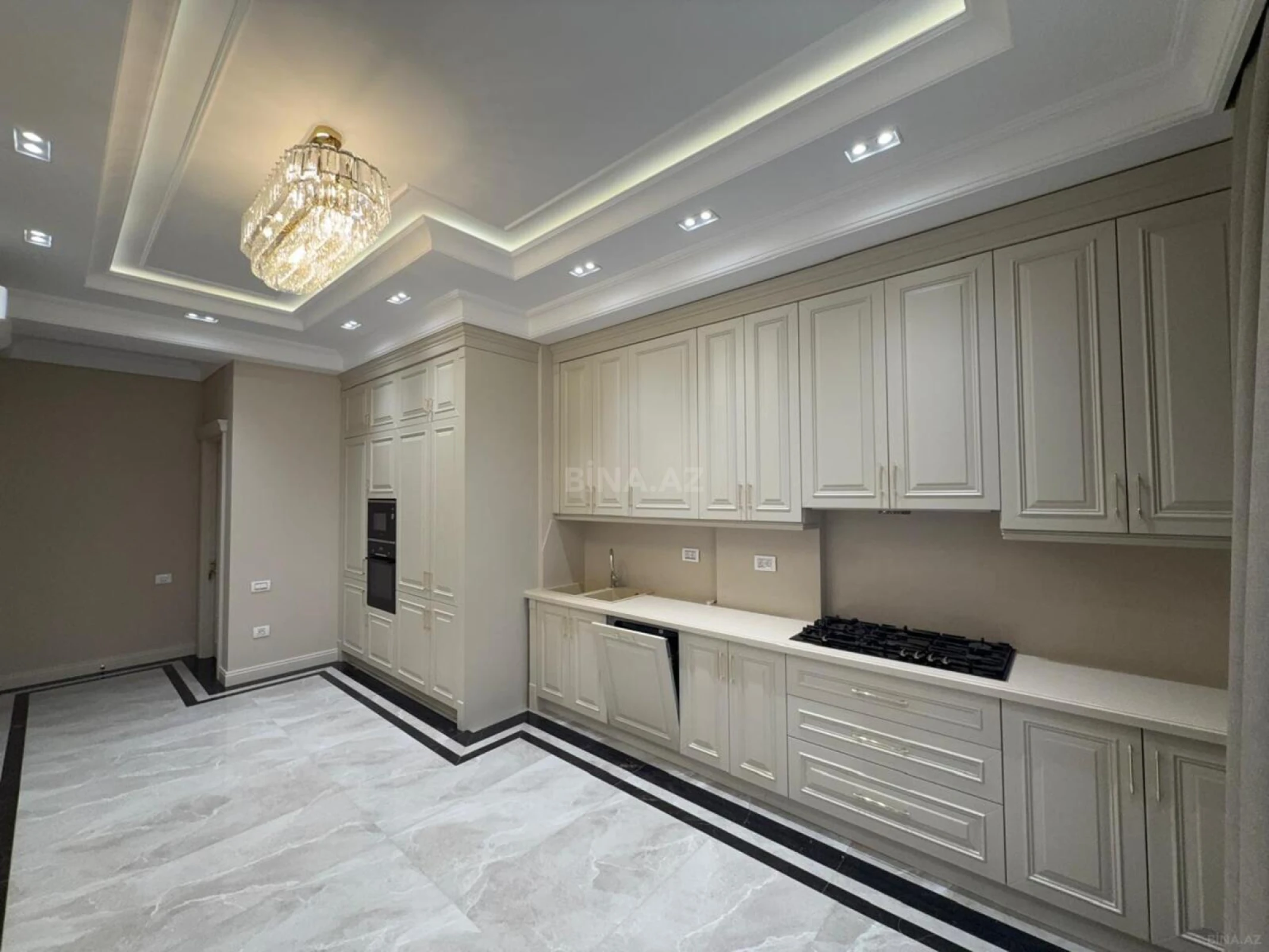 Satılır 4 otaqlı mənzil 240 m²