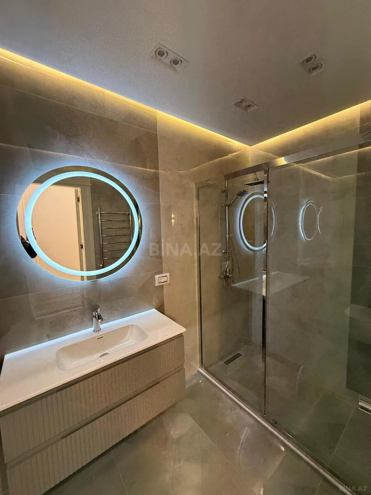 Satılır 4 otaqlı mənzil 179 m²