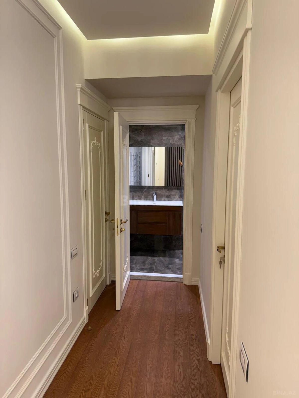 Satılır 4 otaqlı mənzil 179 m²