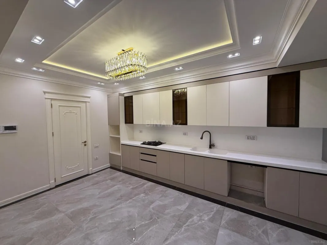 Satılır 4 otaqlı mənzil 179 m²