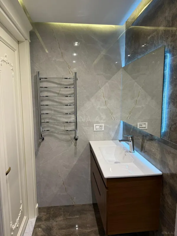 Satılır 4 otaqlı mənzil 179 m²