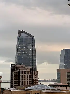 Satılır 4 otaqlı mənzil 179 m²