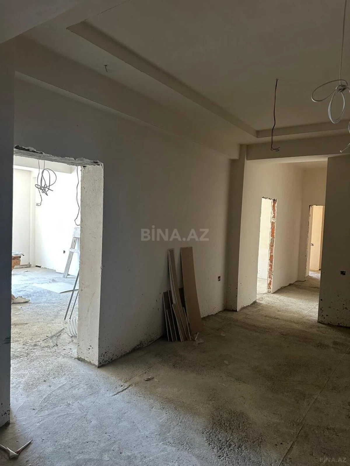 Satılır 3 otaqlı mənzil 142 m²
