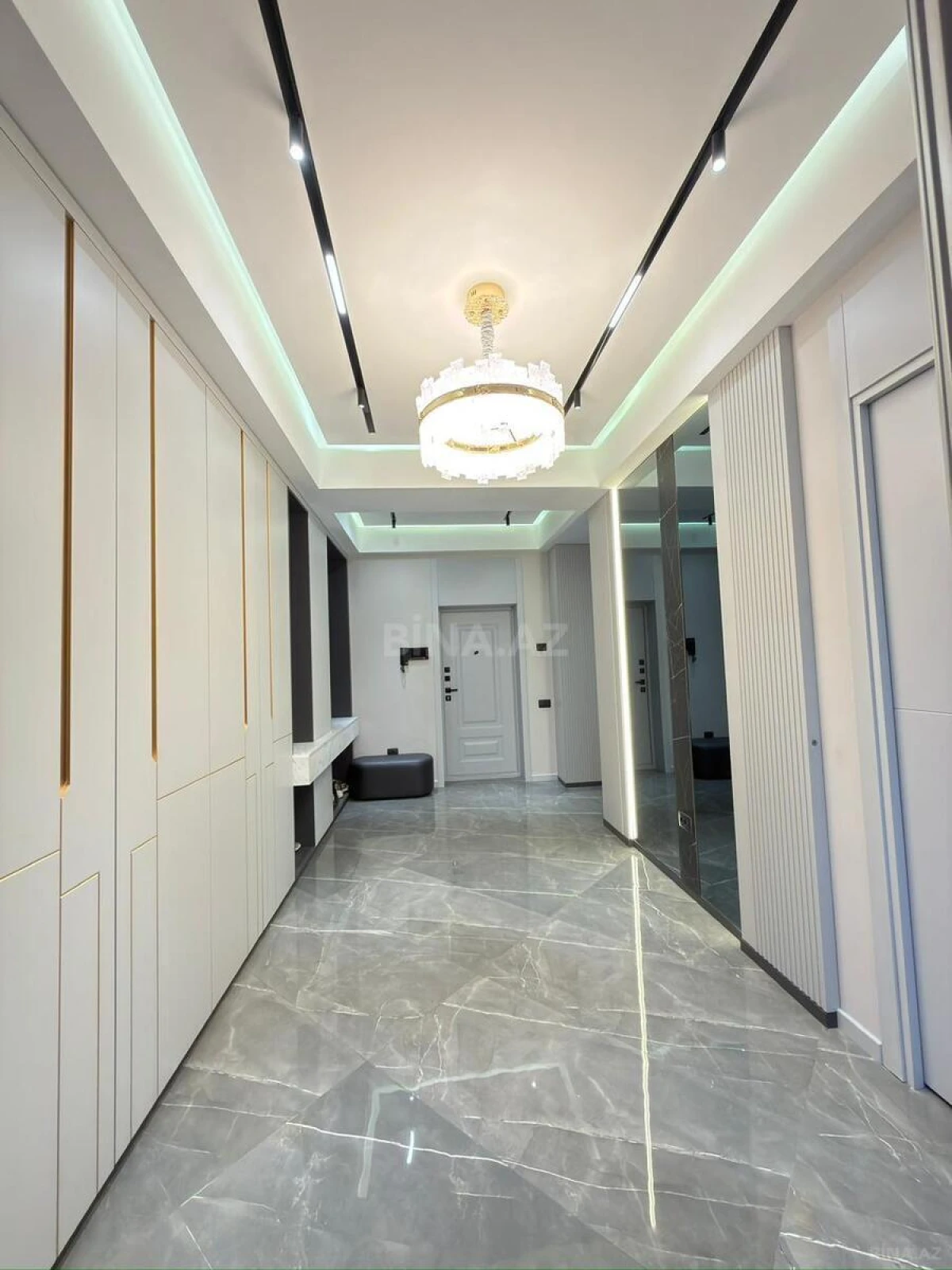 Satılır 3 otaqlı mənzil 135 m²