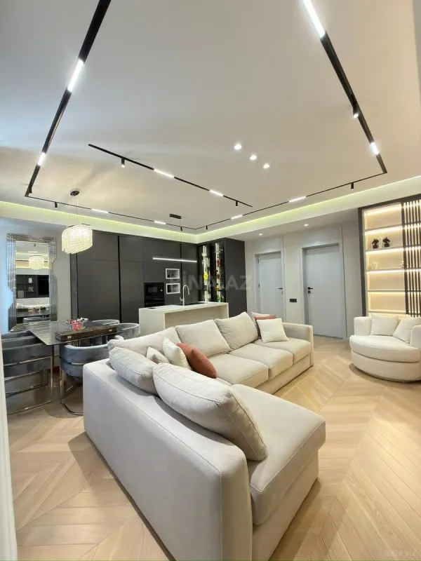 Satılır 3 otaqlı mənzil 135 m²