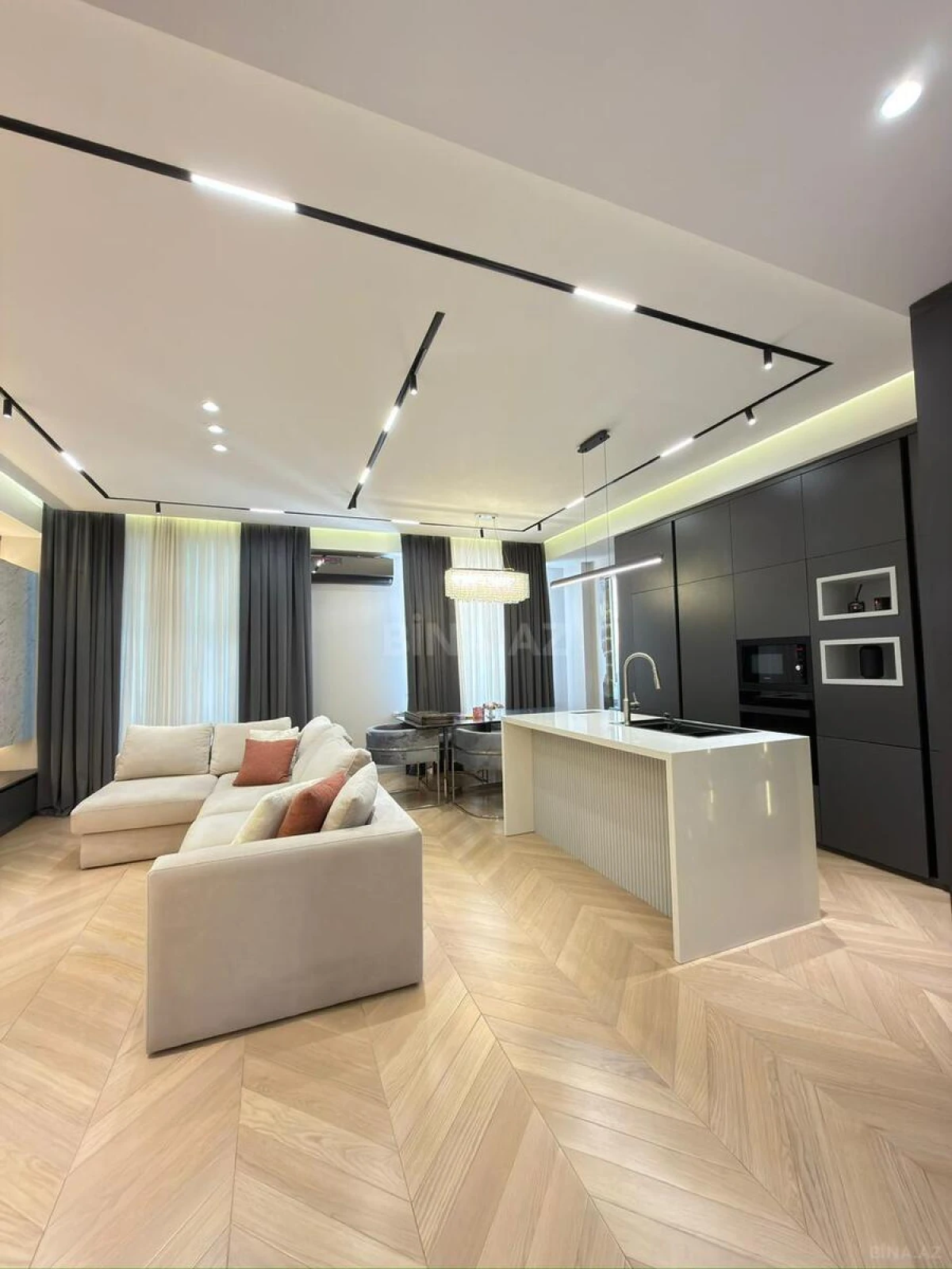 Satılır 3 otaqlı mənzil 135 m²