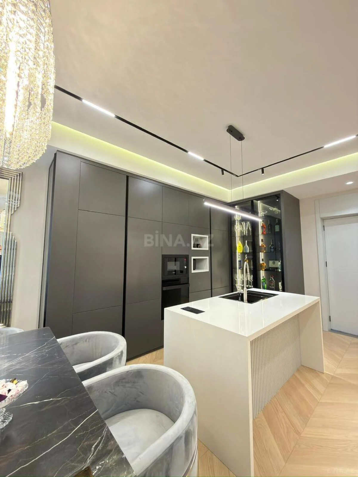 Satılır 3 otaqlı mənzil 135 m²