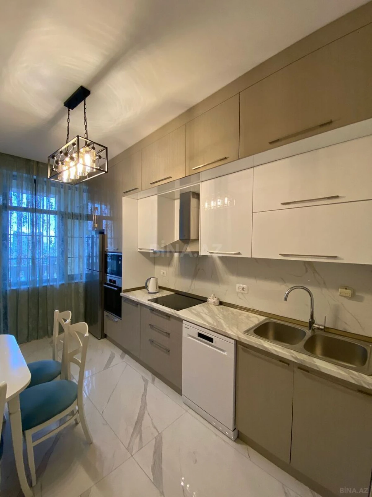 Kirayə verilir 2 otaqlı mənzil 90 m²