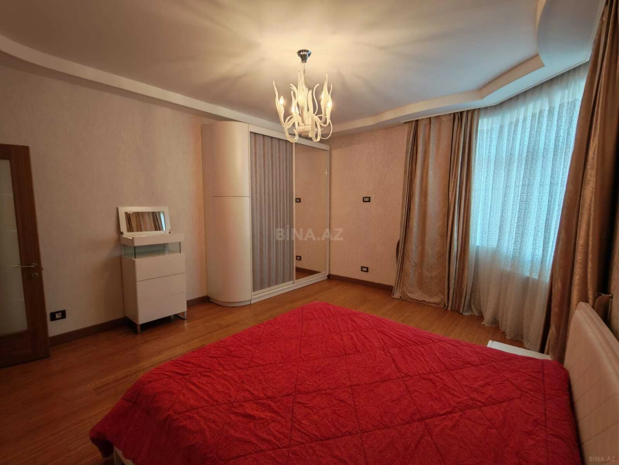 Satılır 4 otaqlı mənzil 185 m²