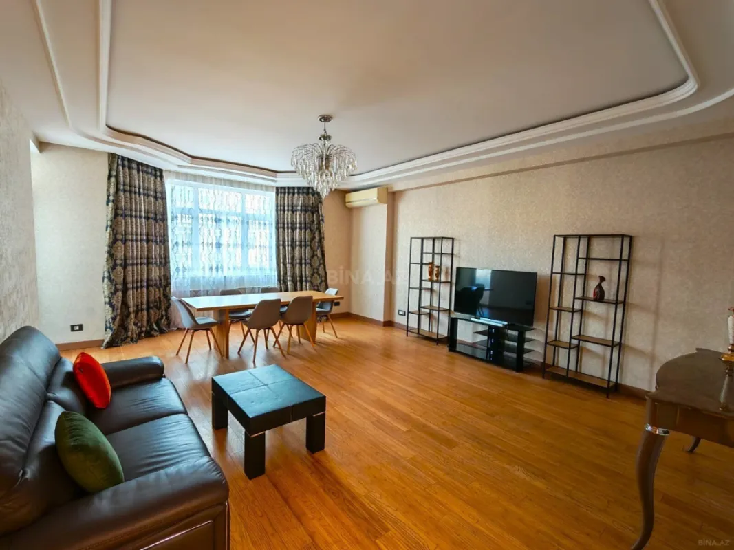 Satılır 4 otaqlı mənzil 185 m²