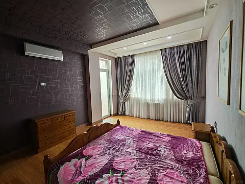 Satılır 4 otaqlı mənzil 185 m²