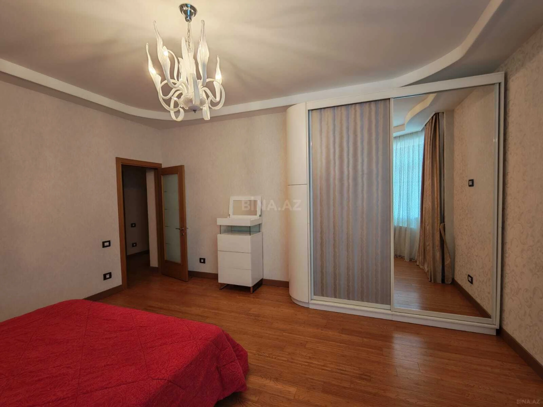 Satılır 4 otaqlı mənzil 185 m²