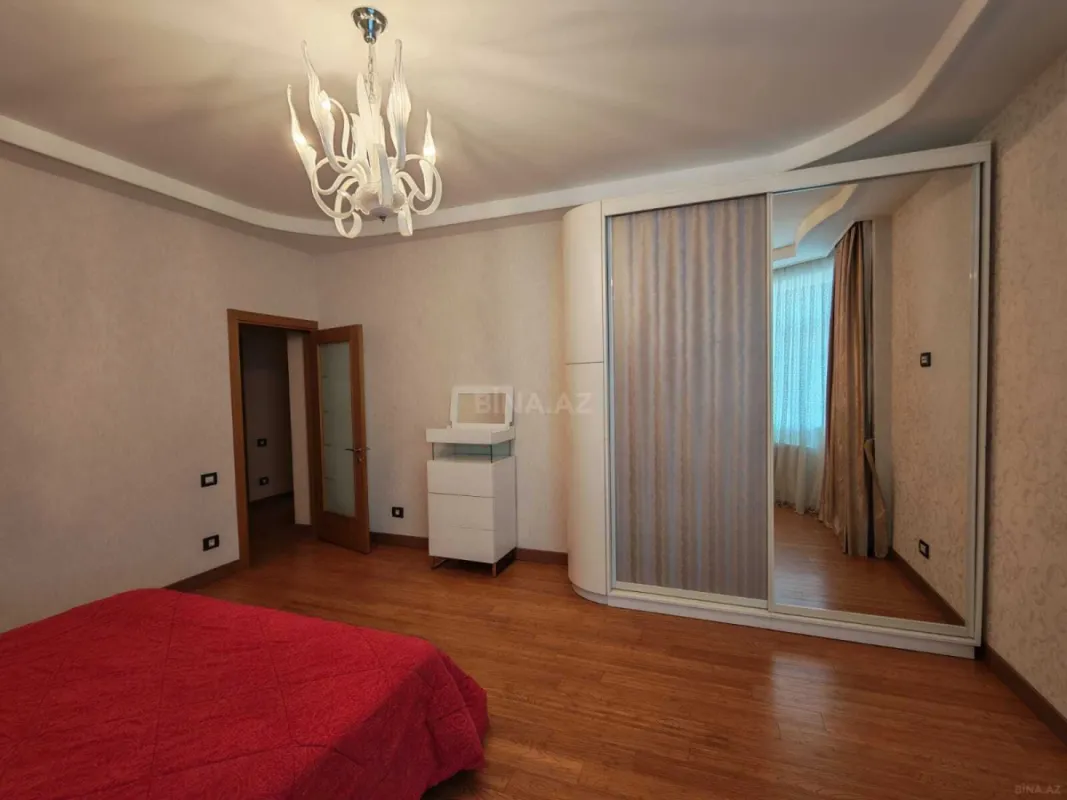 Satılır 4 otaqlı mənzil 185 m²