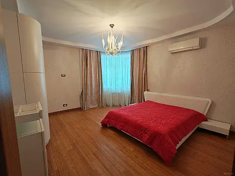 Satılır 4 otaqlı mənzil 185 m²