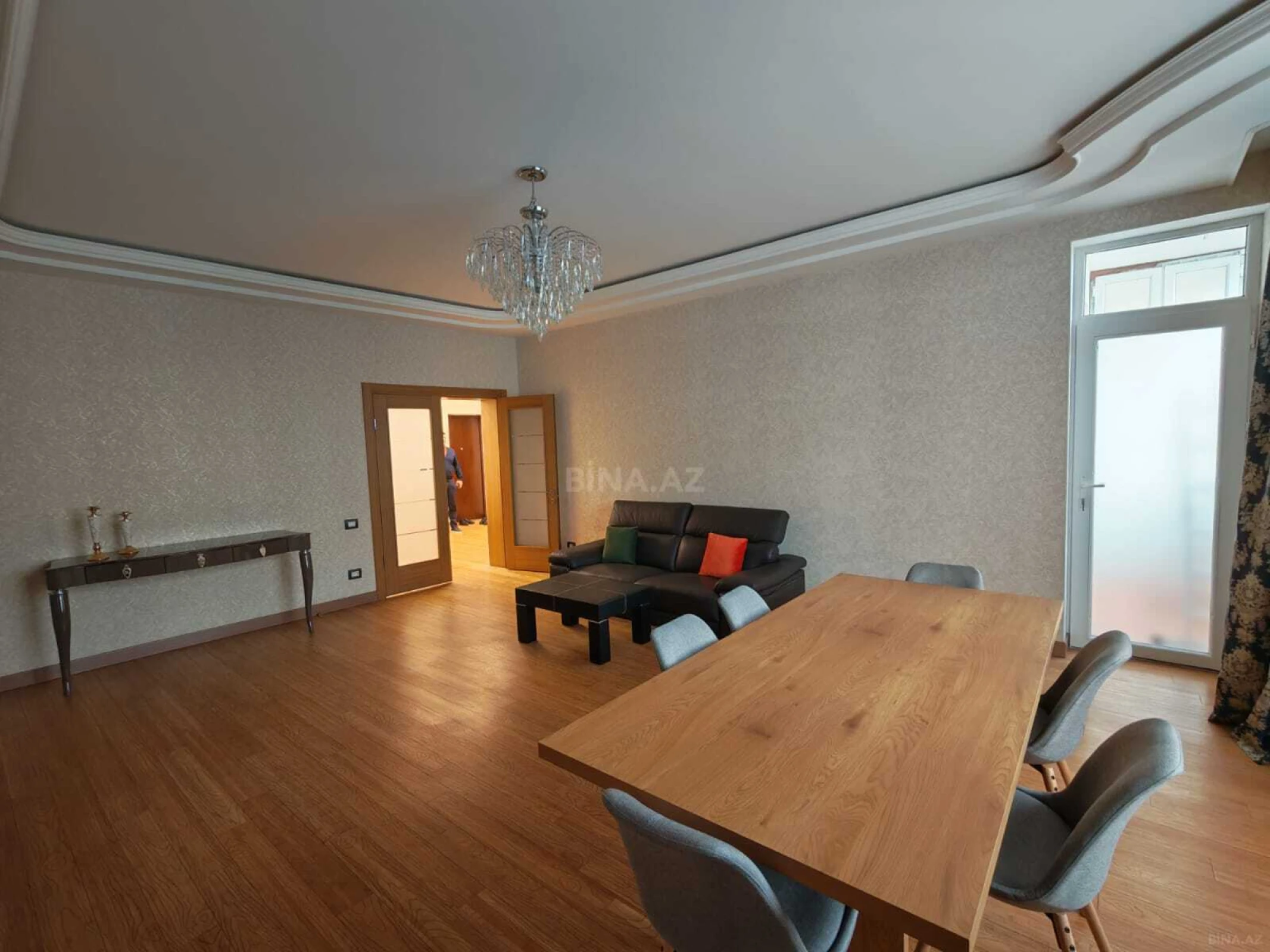 Satılır 4 otaqlı mənzil 185 m²